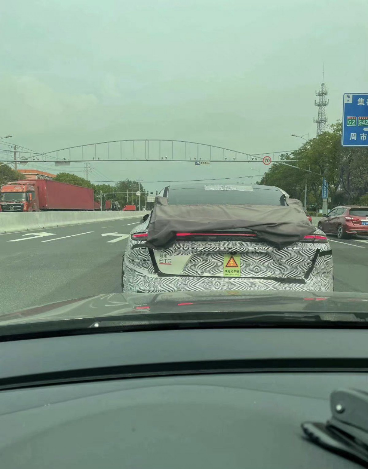NIO ET5 spotted with an adjustable rear wing